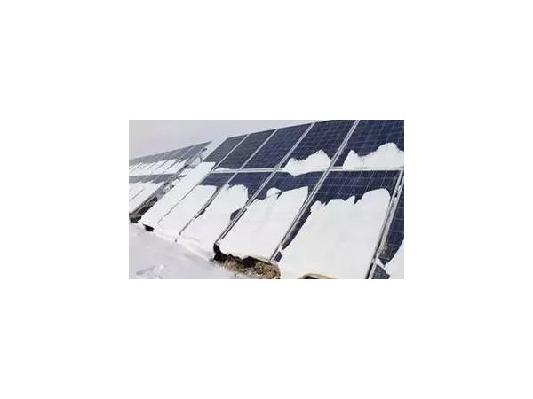 某太陽能光伏電站被暴雪壓塌！投資方血本無歸，損失慘重