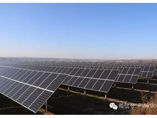 家家房頂裝上太陽能電池板，光伏發(fā)電照亮脫貧致富路
